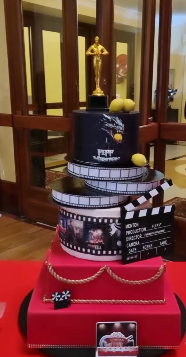 Gâteau de clôture du 7e Festival du film fantastique de Menton en 2023 : statuette dorée, clap, pellicule et citrons de Menton