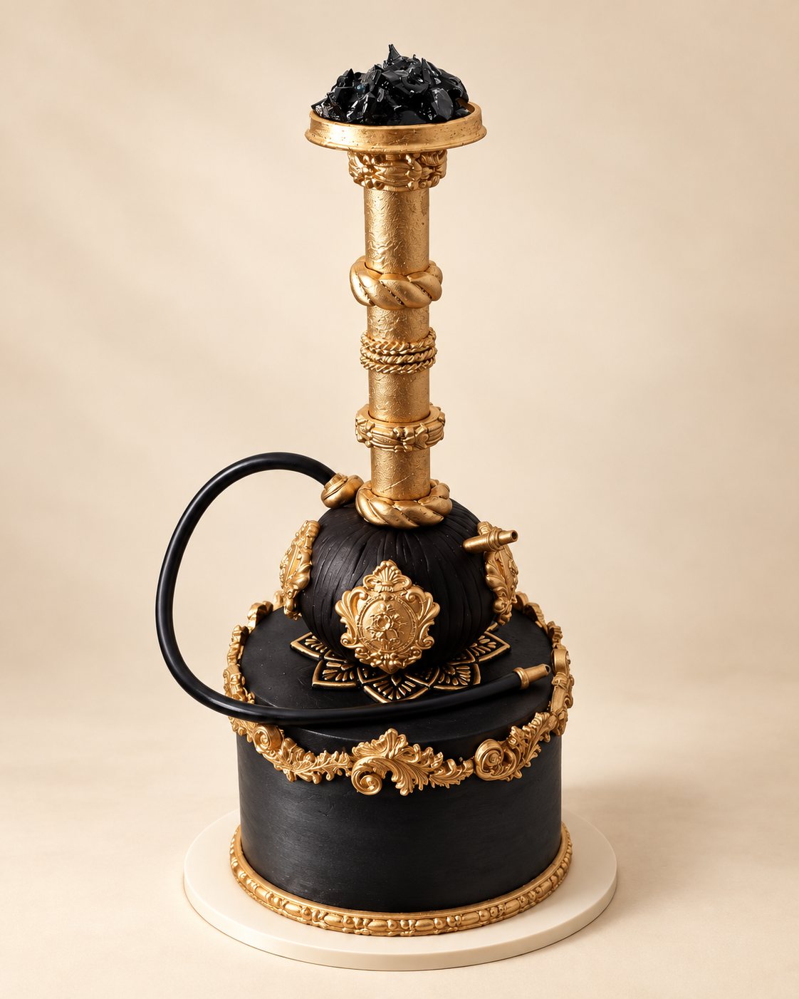 Gâteau sur thème noir et or, création sculptée à la main